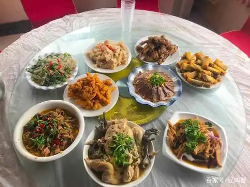 这桌菜有鸡有鱼有肉,十五个菜一桌才四百多,你看这菜咋样?