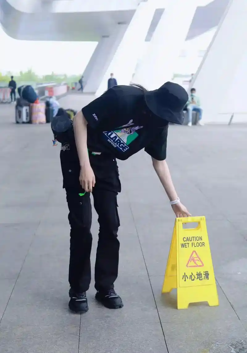 刘宇宁 久违的机场照 老大看到牌子倒了扶起来 随手一个动作 - 抖音