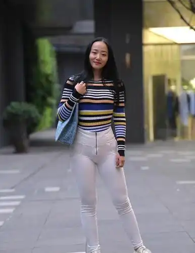 时尚白色牛仔裤造型清爽干净美女穿出干练风格