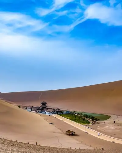 甘肃酒泉敦煌鸣沙山月牙泉