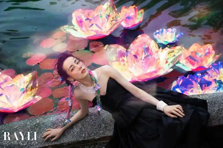 迪丽热巴拍氛围感大片雀斑妆配小辫梦幻十足