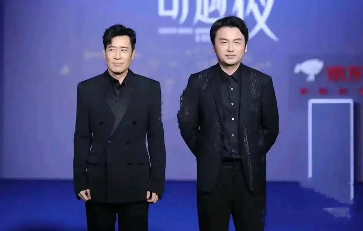 真实不比不知道,雷佳音和于和伟站在一起,差距有多大,单看于和伟也是