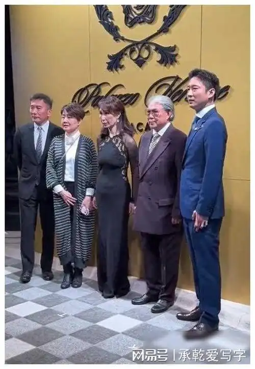 霍启山与何超欣同场无互动暗击联姻传闻却展露豪门交际规则