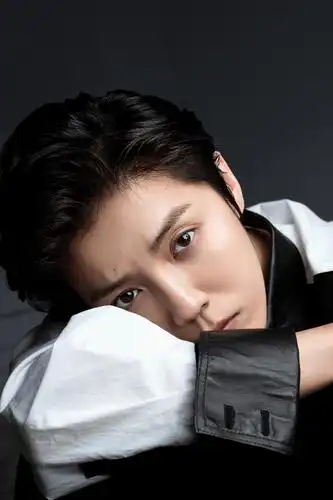 抢先曝光!简约黑白拼色衬衫搭配狼奔头,变身眼神杀超a酷盖!