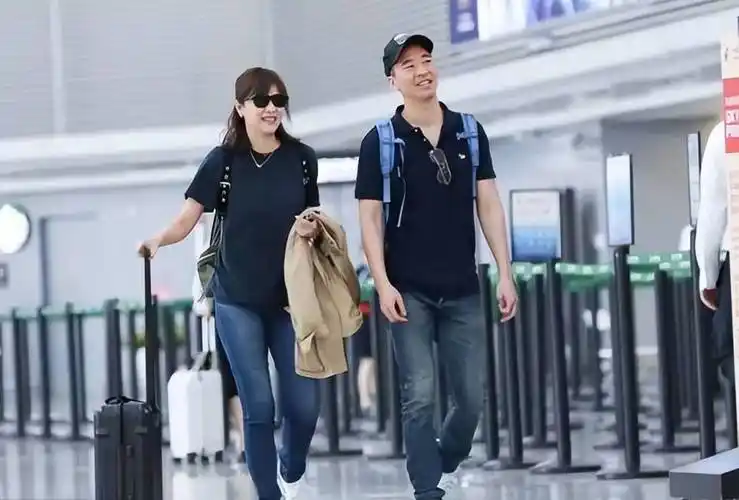 徐静蕾黄立行相恋数年不结婚令人费解机场造型也要保持cp感