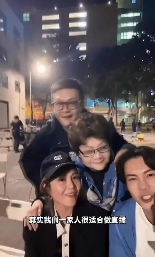 陈伟霆全家同框姐姐酷似刘嘉玲哥哥帅似黄日华一家子明星脸