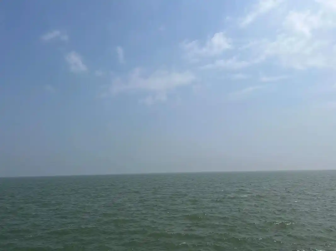 第一次看海.#天津 #滨海新区 #东堤公园 #妈祖 #自驾 - 抖音