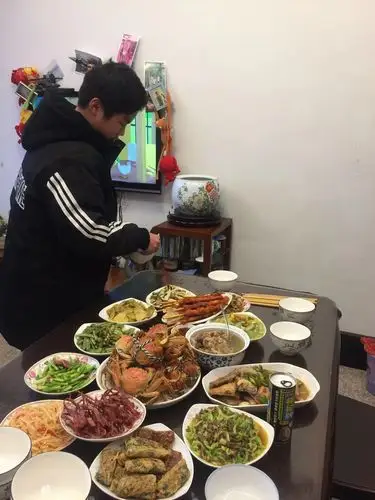 家里来客人了,赶紧摆好碗筷,让他们尝尝我妈的手艺.