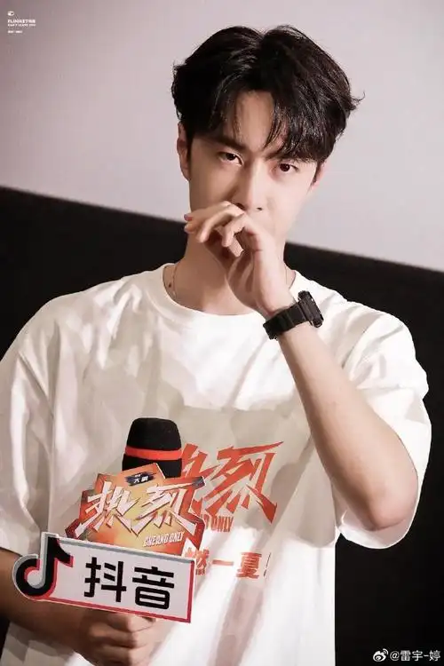 王一博热烈岳阳路演路透#王一博《热烈》路演路透白色短袖 牛仔