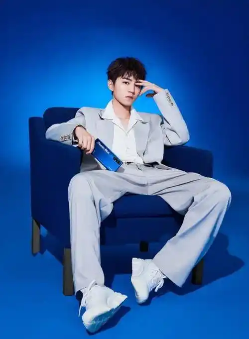 20岁王俊凯经典蓝色大片上线,三套造型演绎青春活力与轻熟型男风_西装