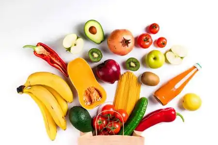 健康的食物背景.健康食品在纸袋面食, 蔬菜和水果的白色.