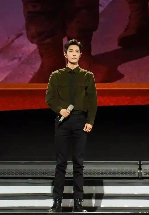 肖战的身高看起来不止183.6吧_身姿