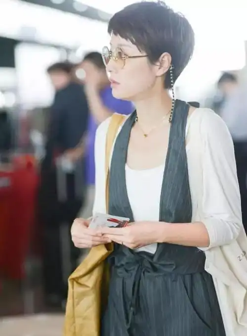 43岁马伊琍剪了个比男人还短的头发,却意外减龄,连身裤帅呆了!_发型