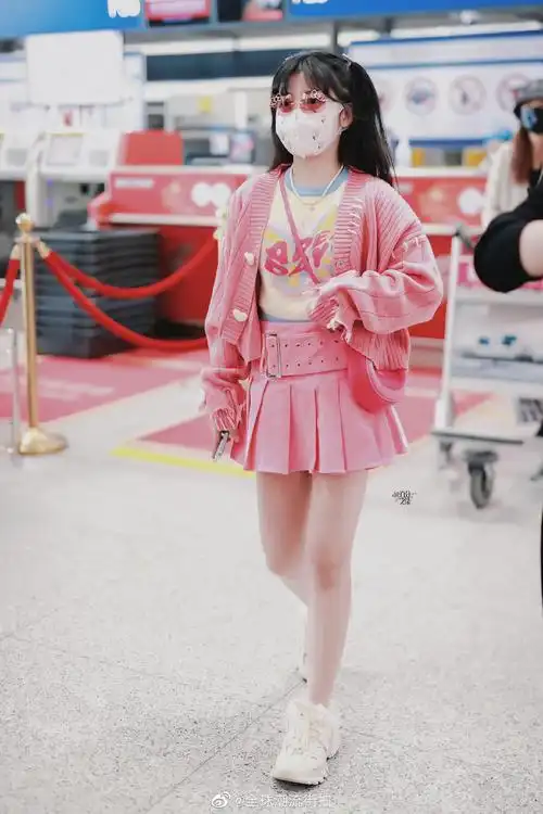 赖美云最新机场私服更新可爱甜妹小赖出街