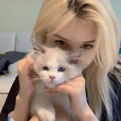 女生头像频道提供更多与黄发,黄头发,染发相关的头像图片挑选下载