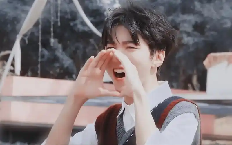 王俊凯恰好是少年奔跑起来像是一道春天的闪电