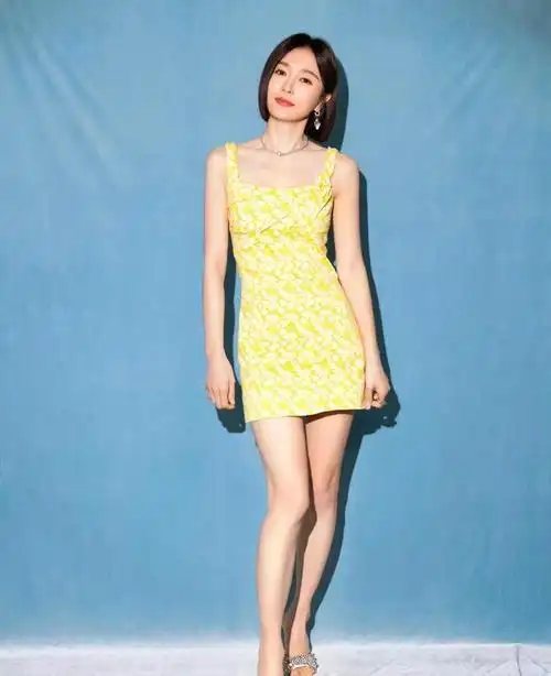 44岁的秦岚身材前凸后翘曲线感很完美体重才89斤