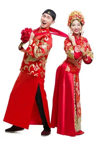 穿中式古装结婚礼服的新娘和新郎