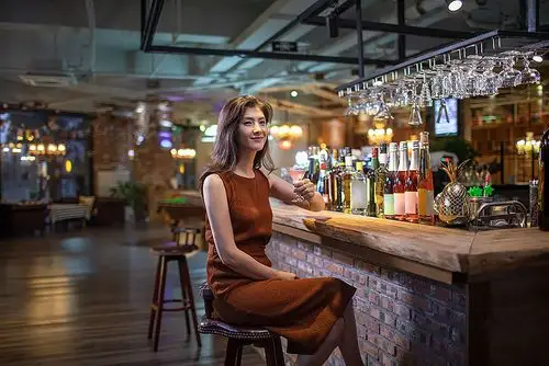 漂亮女士在酒吧喝鸡尾酒