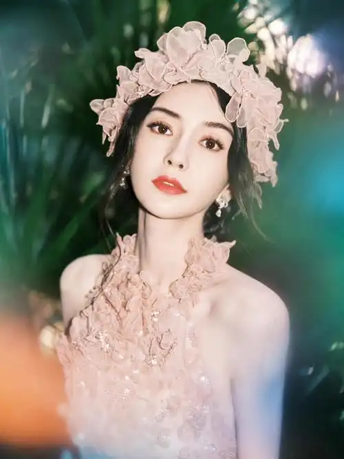 杨颖穿着高定晚礼服来了,花一样的美