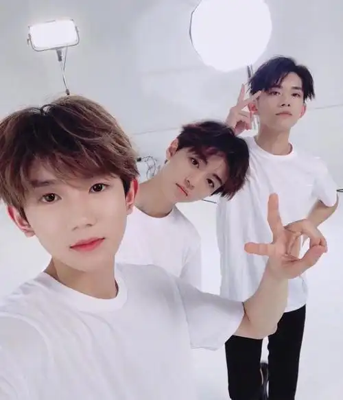 易烊千玺《少年的你》上映,王俊凯王源工作室包场支持