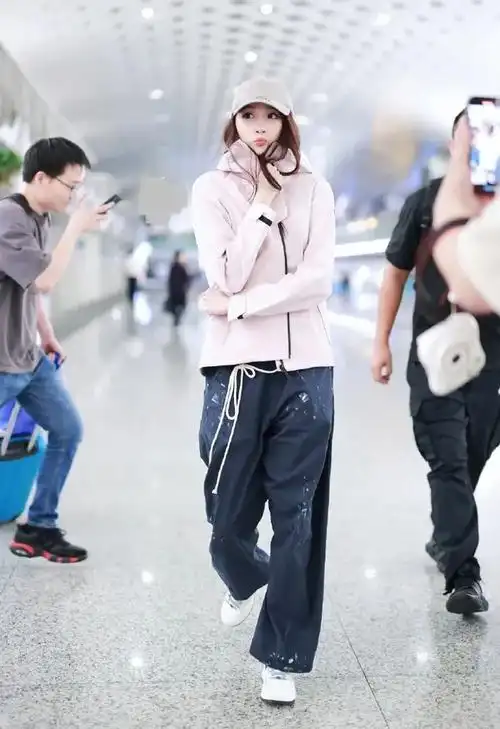 关晓彤以其独特的穿搭和迷人的外貌,展现了年轻女性的青春活力.