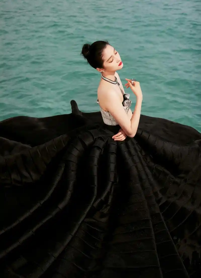 关晓彤戛纳黑色闪钻礼服##关晓彤戛纳东方明媚妆# 璀璨夜晚,焕发共适