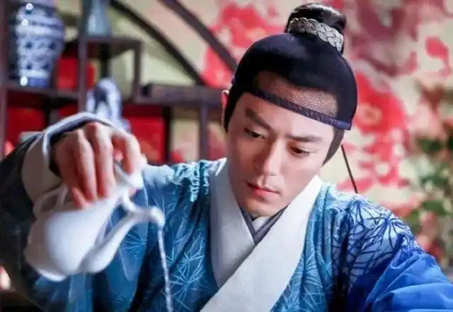 比如,清代之前的明朝,就是这样子的发型.