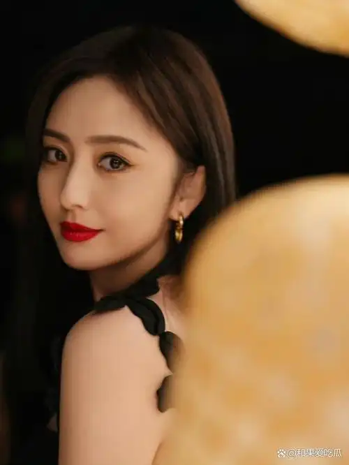 佟丽娅美到认不出皮肤白皙腰部纤细胸前镂空一块太性感