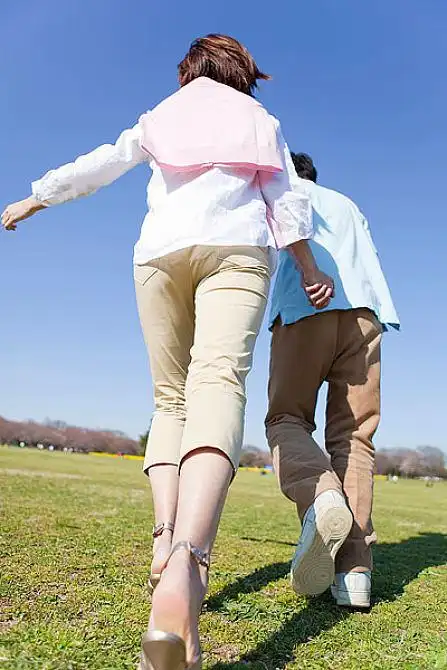 手牵手的年轻情侣_图片大全—全景创意图库(quanjing.