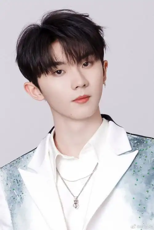 马嘉祺舞台上手捧鲜花##马嘉祺路易威登品牌大使