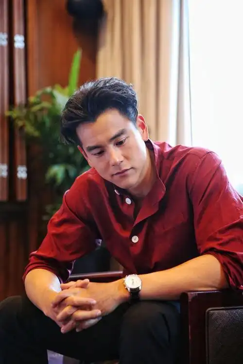 彭于晏身穿红色衬衫现身360度无死角帅呆了