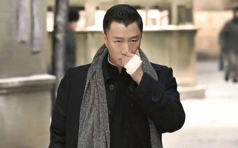 原创50岁孙红雷晒素颜照打趣问网友这眼睛哪儿小了