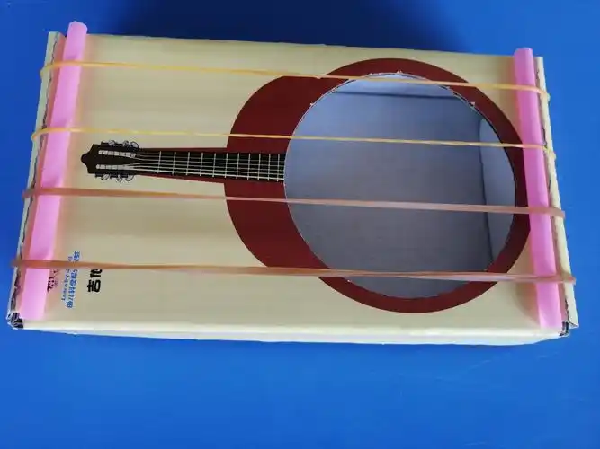 当我们演奏橡皮筋吉他时会感知到:橡皮筋绷得越紧,橡皮筋越短,振动的