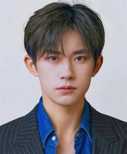 少年感氛围感拉满的发型,尤其是秋季篇冷的天气,给