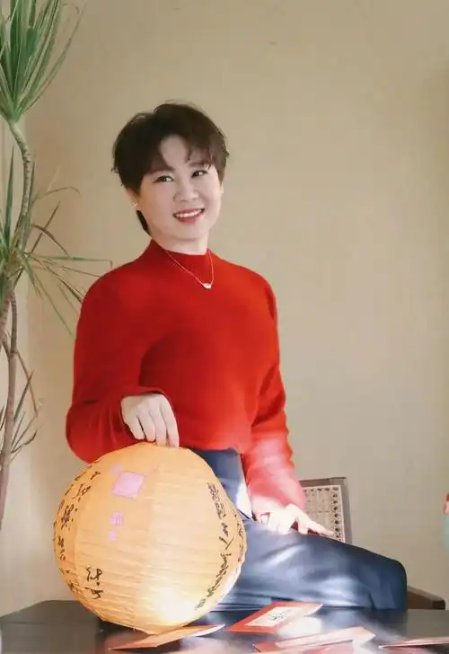 他晒出了沈春阳的近照,40岁的沈春阳穿着红色毛衣,黑色高腰裤,戴了