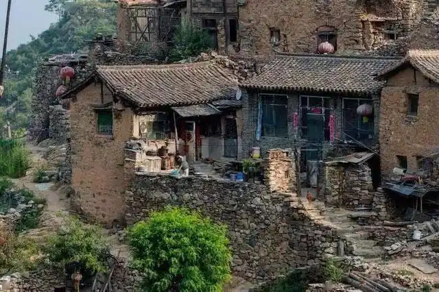 90年代一农村半数村民都被怪病感染村民外逃只剩5户人家