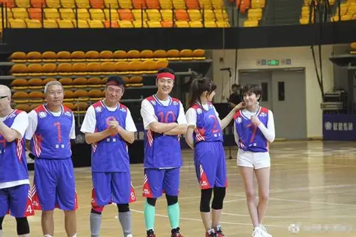 在赛后合影环节中,身高183的张桐在女篮运动员身边也更显"小鸟依人"