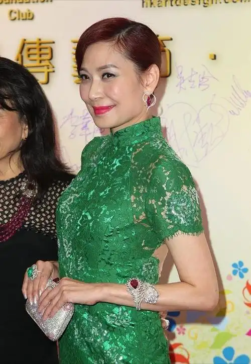 58岁的邝美云虽是大婶年纪穿绿色修身连衣裙成熟精致干练优雅