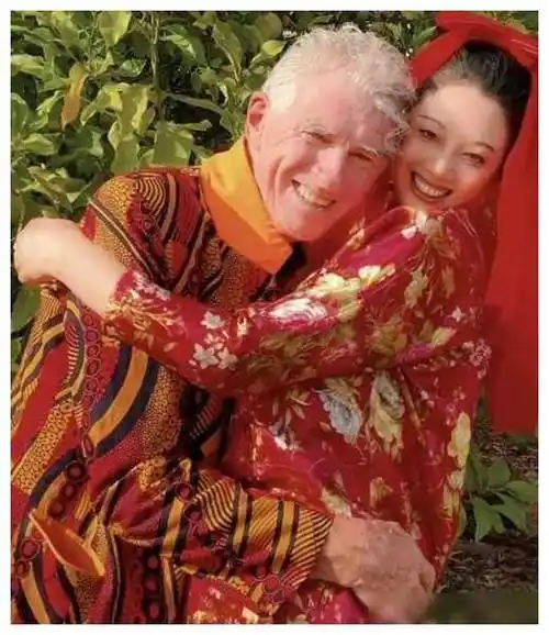 与杜可风贴脸合照,甜蜜搂抱挽手,开心快乐!_艺术_婚礼_爱情