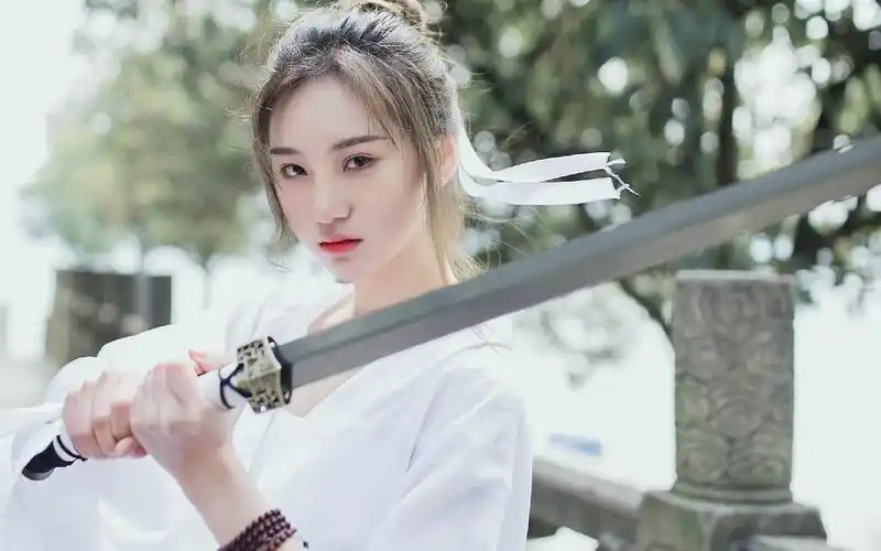 古风白衣美女素雅执剑写真电脑桌面壁纸图片下载