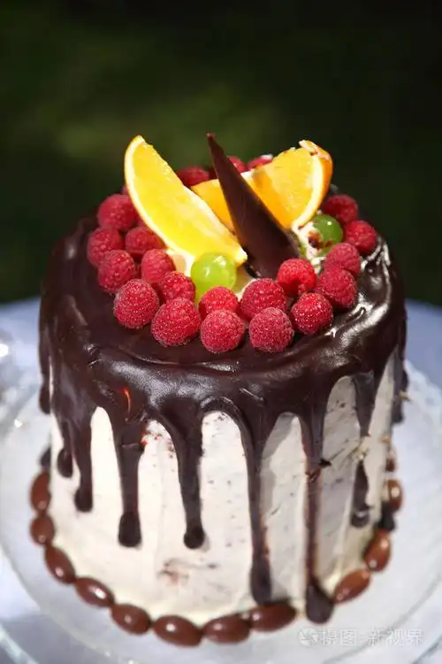 节日的餐桌装饰着生日蛋糕糖果和鲜花.表与一个孩子的生日蛋糕.