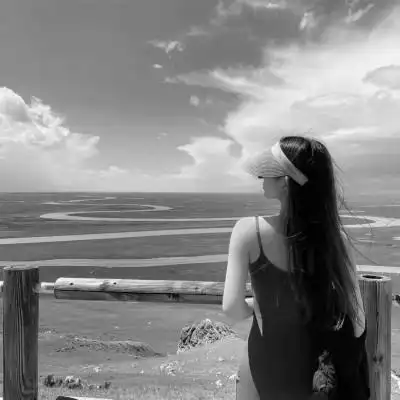 女图背影唯美头像黑白