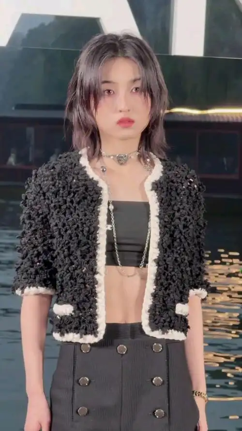 张子枫杭州香奈儿大秀,好明显的腹肌!