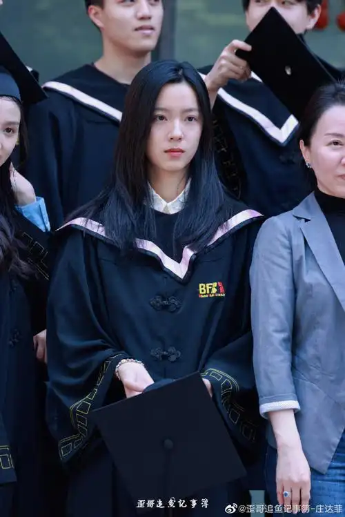 庄达菲北电毕业照