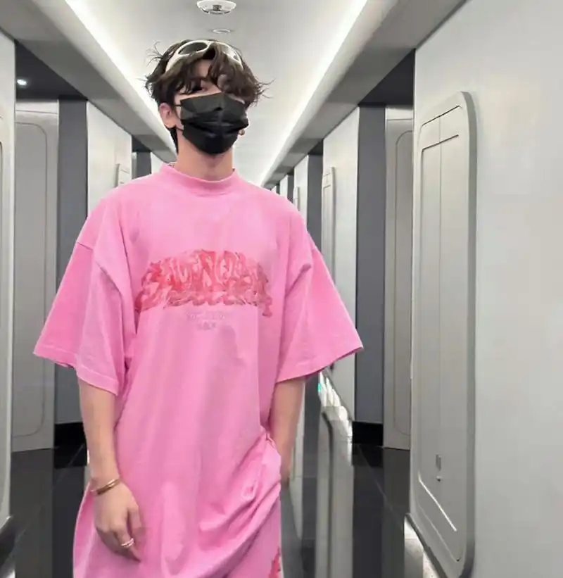 蔡徐坤的t恤都可以当裙子了,男生这样穿真的好看吗