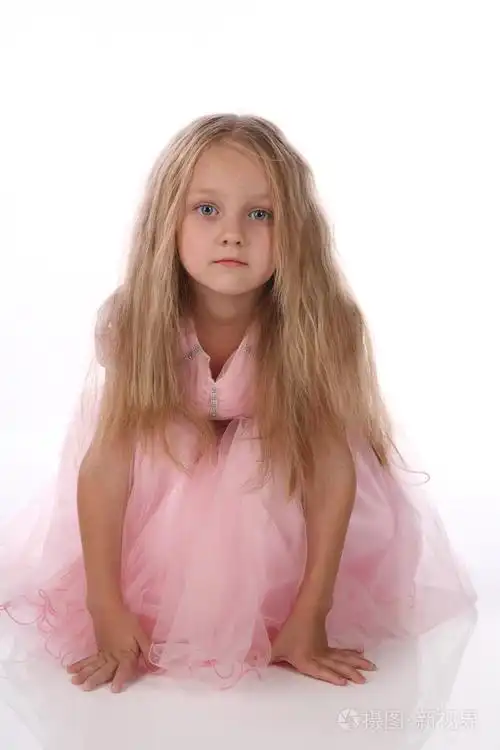 粉红色优雅穿裙子的小女孩