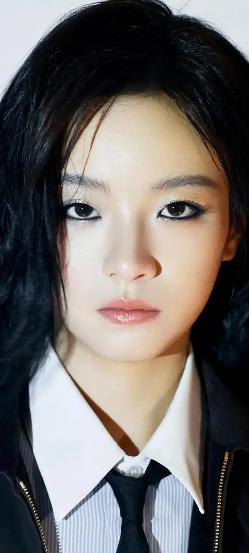 本期美女壁纸,我们精心挑选了李庚希的多张精美照片,每一张都捕捉到了