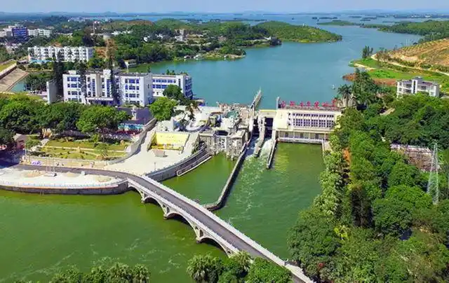 鹤地水库后人怀念先辈:当时条件非常艰苦,人死了就埋边上