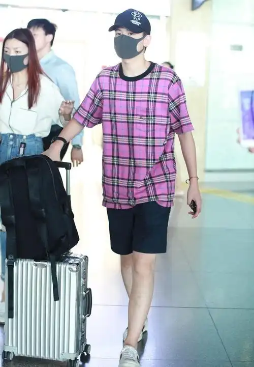 "四阿哥"胡先煦现身机场,穿玫粉色格纹上衣搭黑色短裤
